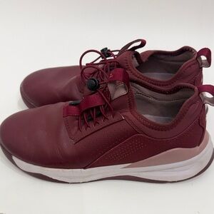 Clove Women’s Classic Royal Maroon nursing sneakers size 8.5